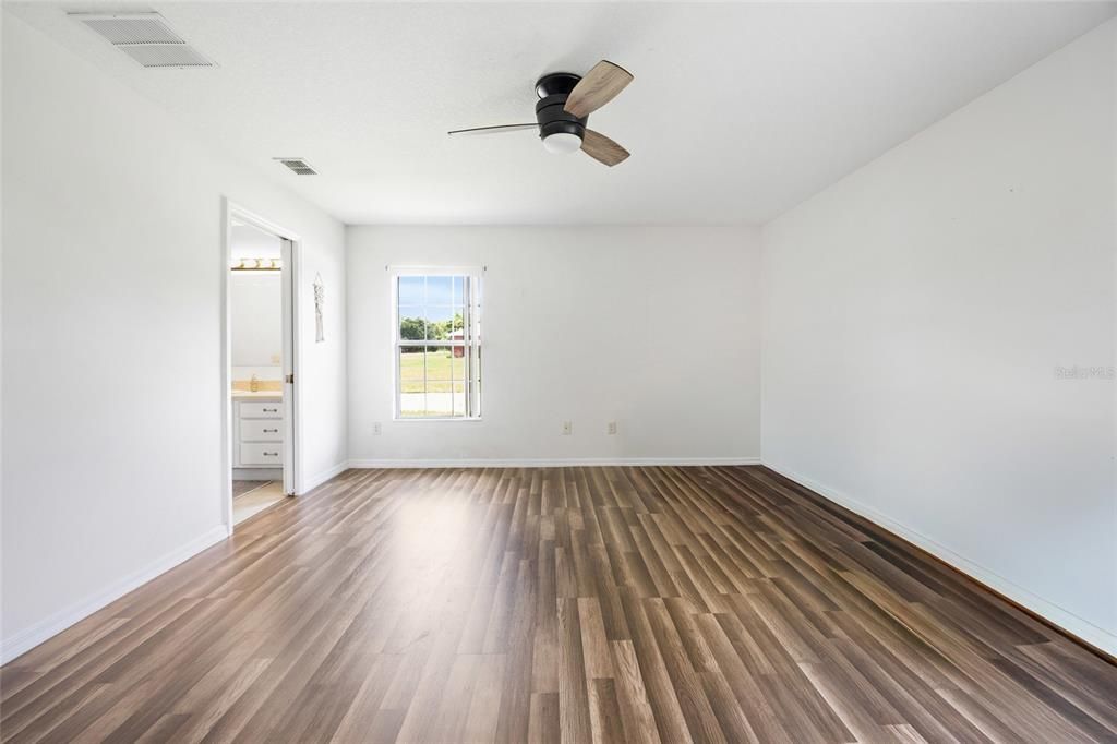 Под контрактом: $474,900 (4 спален, 2 ванн, 1867 Квадратных фут)