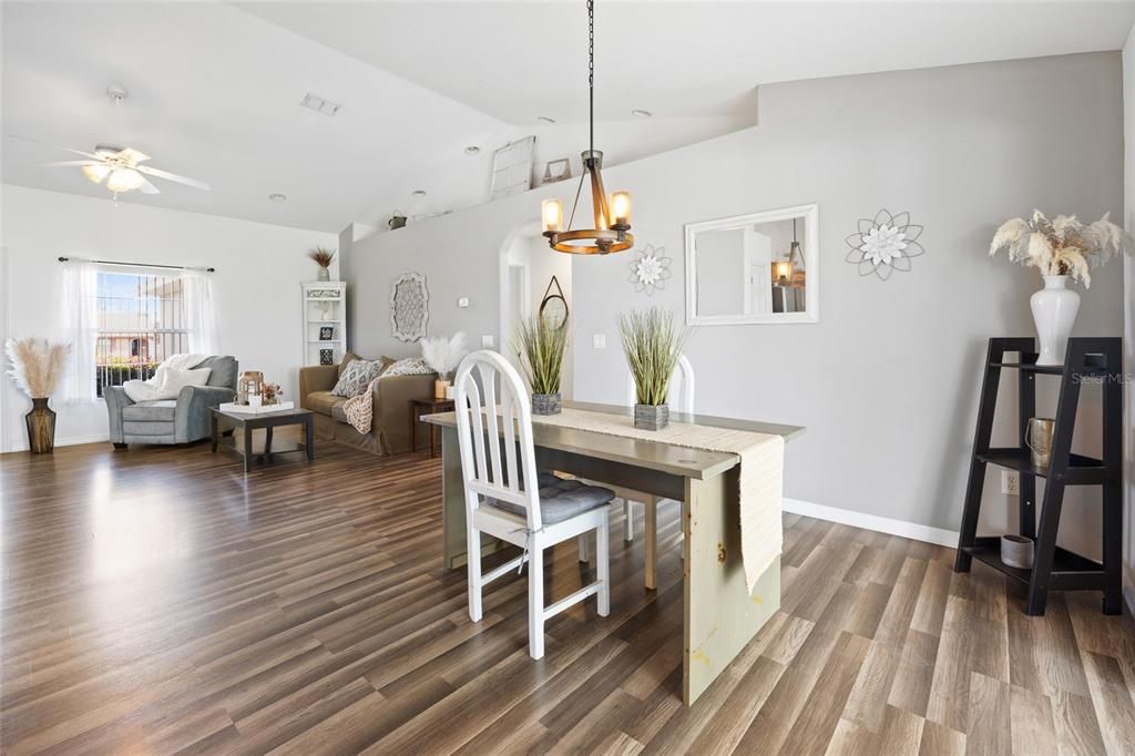 Под контрактом: $474,900 (4 спален, 2 ванн, 1867 Квадратных фут)