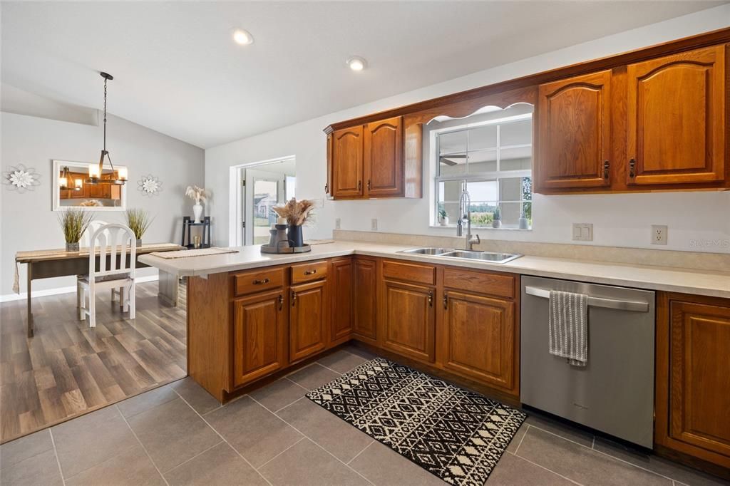 Под контрактом: $474,900 (4 спален, 2 ванн, 1867 Квадратных фут)