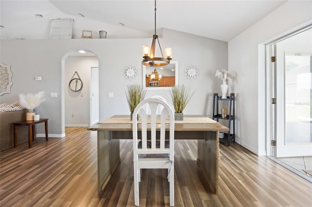 Под контрактом: $474,900 (4 спален, 2 ванн, 1867 Квадратных фут)