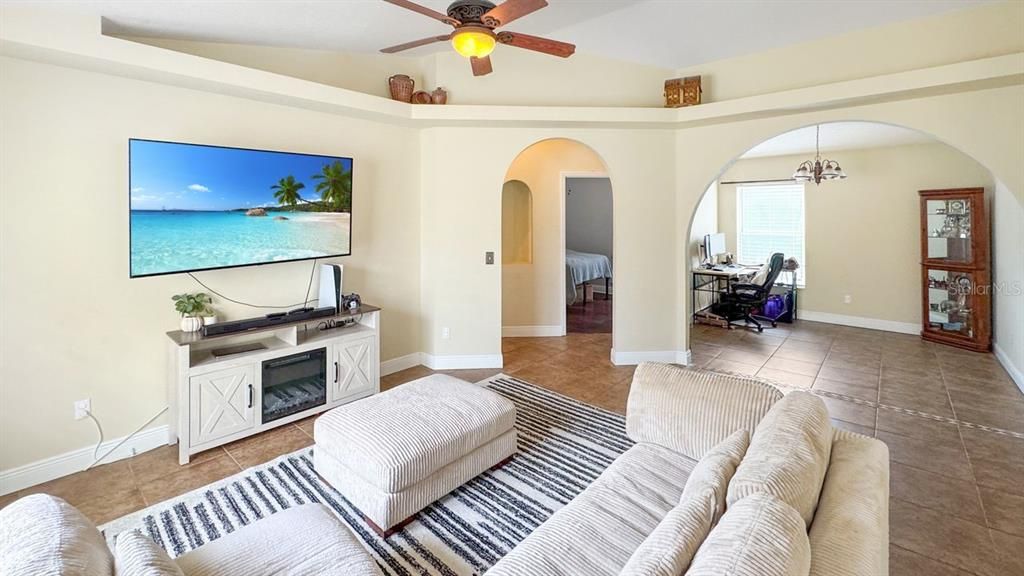 Active With Contract: $340,000 (3 beds, 2 baths, 1342 Square Feet)