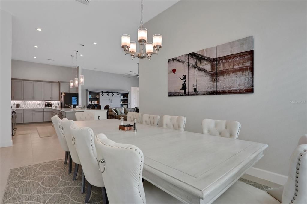 En Venta: $749,000 (4 camas, 3 baños, 2560 Pies cuadrados)