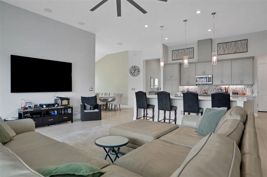 En Venta: $749,000 (4 camas, 3 baños, 2560 Pies cuadrados)