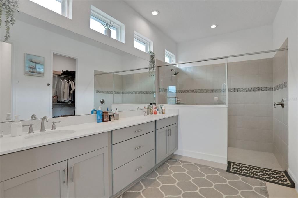 En Venta: $749,000 (4 camas, 3 baños, 2560 Pies cuadrados)