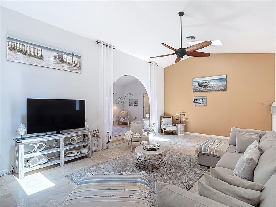 En Venta: $660,000 (3 camas, 2 baños, 2948 Pies cuadrados)