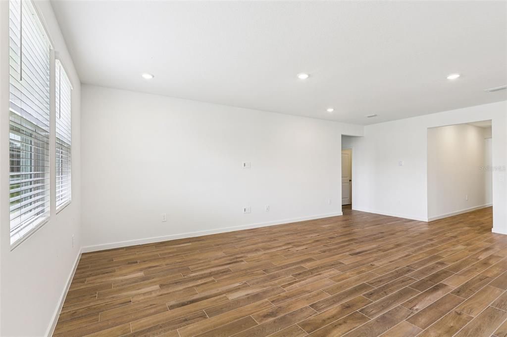 Под контрактом: $384,990 (4 спален, 3 ванн, 2192 Квадратных фут)