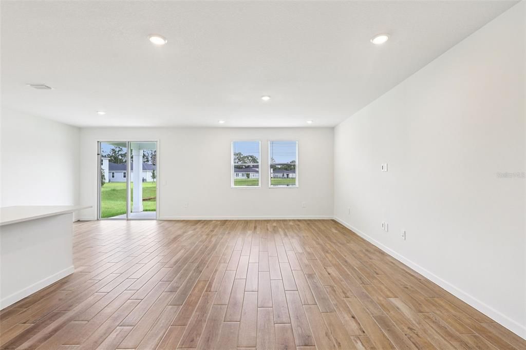 Под контрактом: $384,990 (4 спален, 3 ванн, 2192 Квадратных фут)