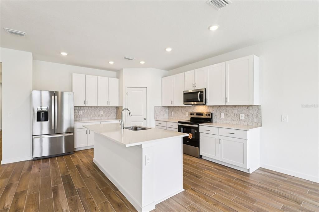 Под контрактом: $384,990 (4 спален, 3 ванн, 2192 Квадратных фут)