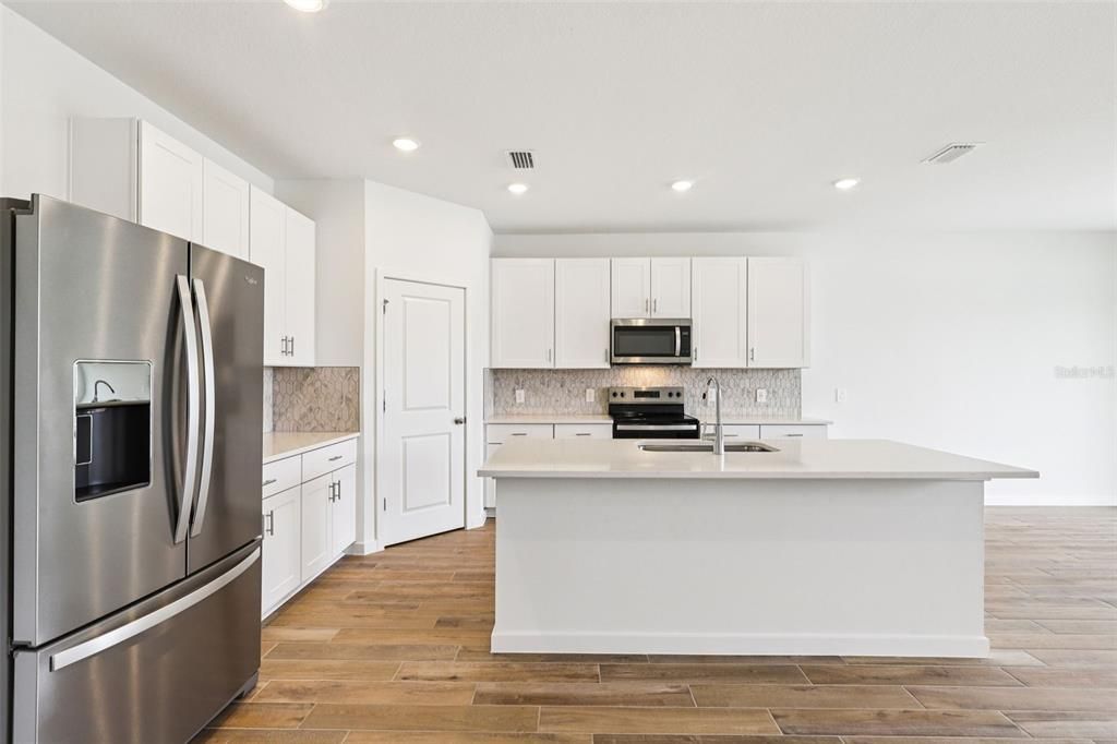 Под контрактом: $384,990 (4 спален, 3 ванн, 2192 Квадратных фут)