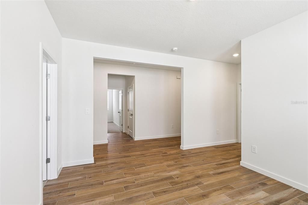 Под контрактом: $384,990 (4 спален, 3 ванн, 2192 Квадратных фут)