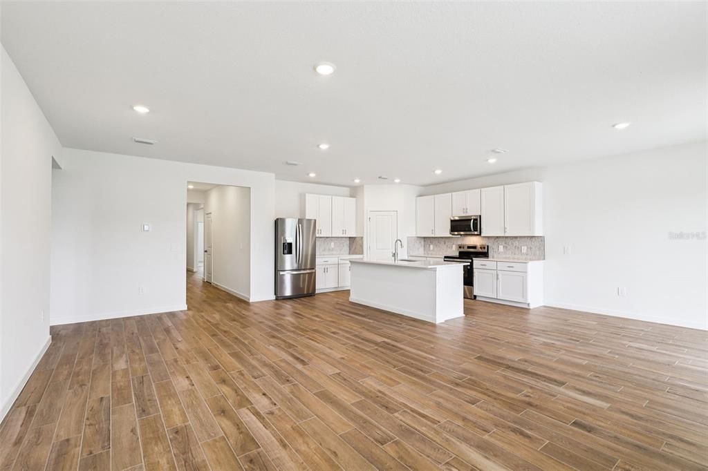 Под контрактом: $384,990 (4 спален, 3 ванн, 2192 Квадратных фут)