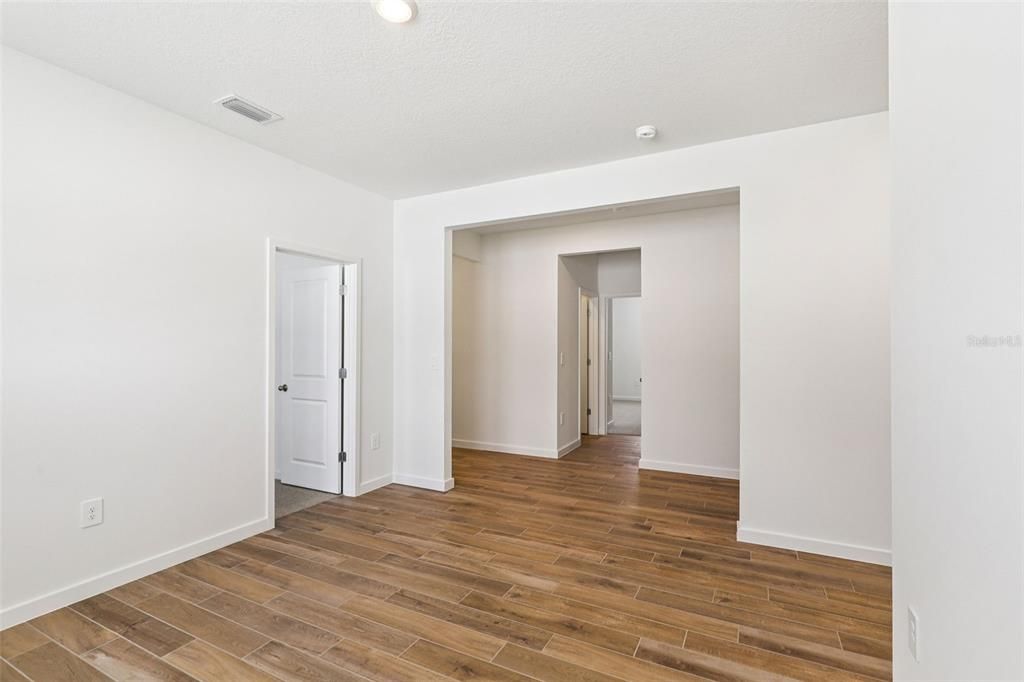 Под контрактом: $384,990 (4 спален, 3 ванн, 2192 Квадратных фут)