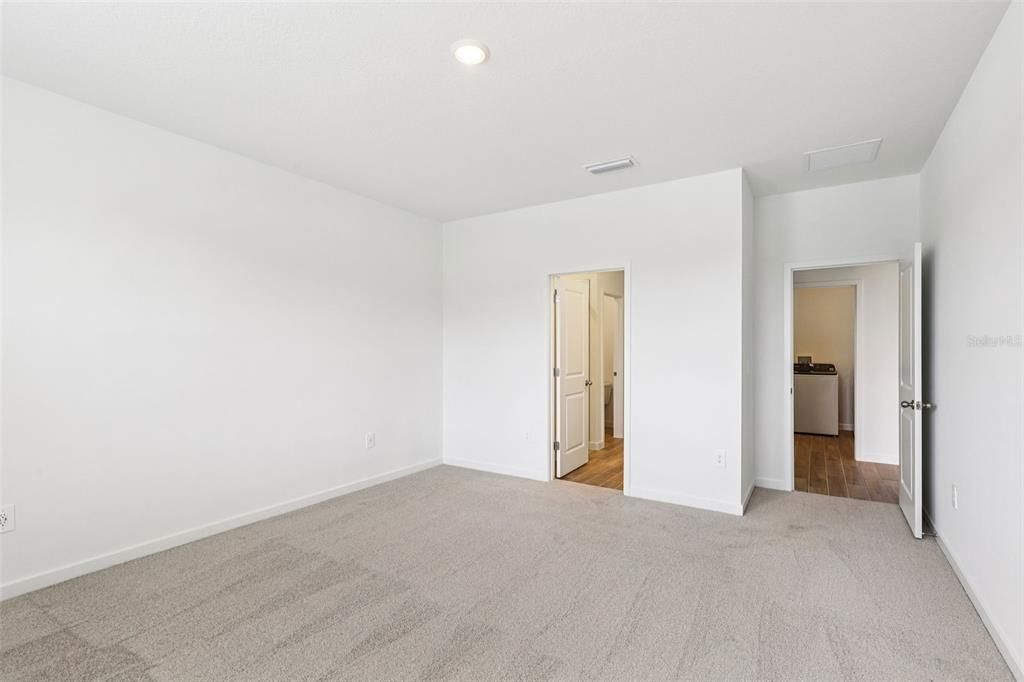 Под контрактом: $384,990 (4 спален, 3 ванн, 2192 Квадратных фут)