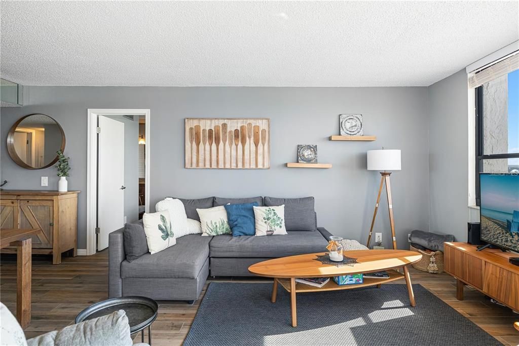 Active With Contract: $515,000 (2 beds, 2 baths, 1054 Square Feet)