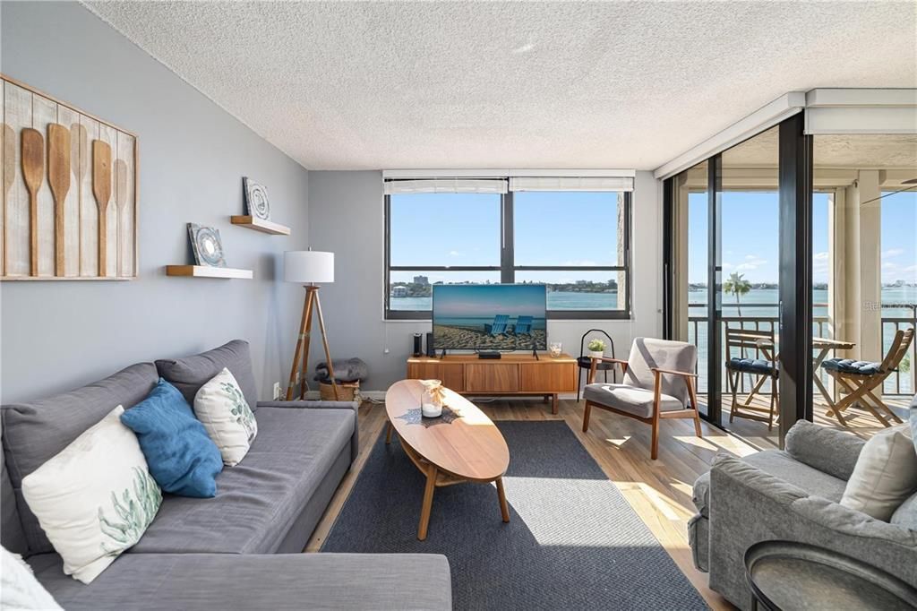 Active With Contract: $515,000 (2 beds, 2 baths, 1054 Square Feet)