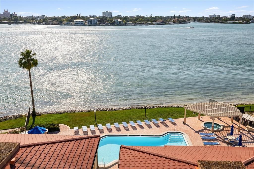 Active With Contract: $515,000 (2 beds, 2 baths, 1054 Square Feet)