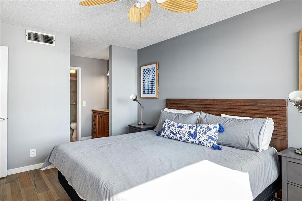 Active With Contract: $515,000 (2 beds, 2 baths, 1054 Square Feet)