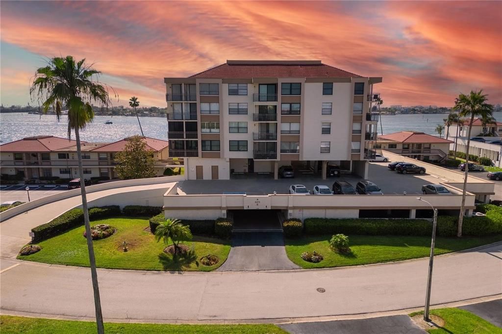 Active With Contract: $515,000 (2 beds, 2 baths, 1054 Square Feet)