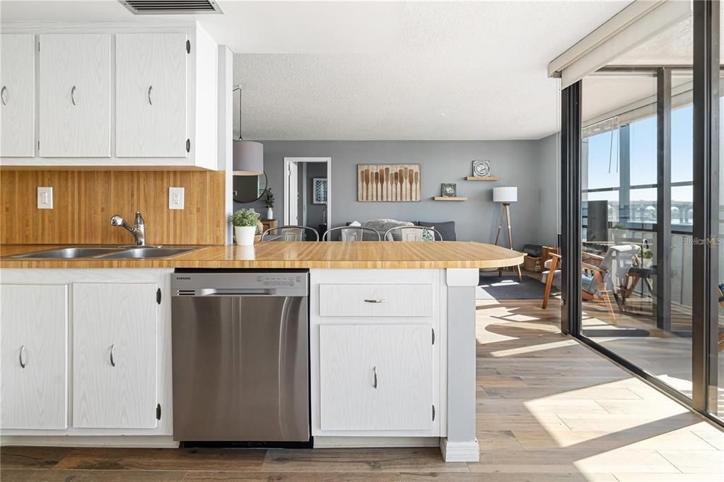 Active With Contract: $515,000 (2 beds, 2 baths, 1054 Square Feet)