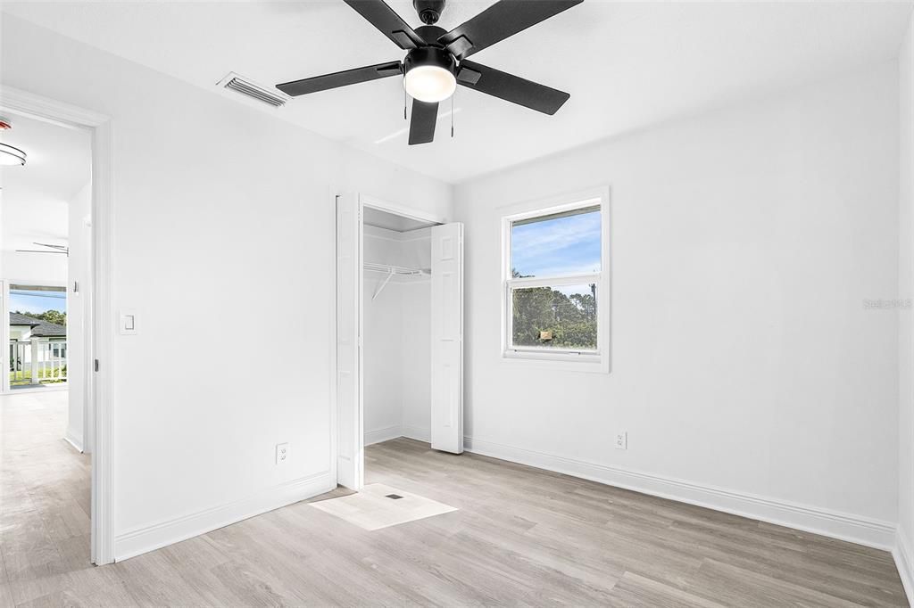 合同活跃: $299,900 (2 贝兹, 2 浴室, 1032 平方英尺)