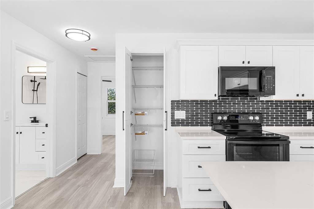 合同活跃: $299,900 (2 贝兹, 2 浴室, 1032 平方英尺)