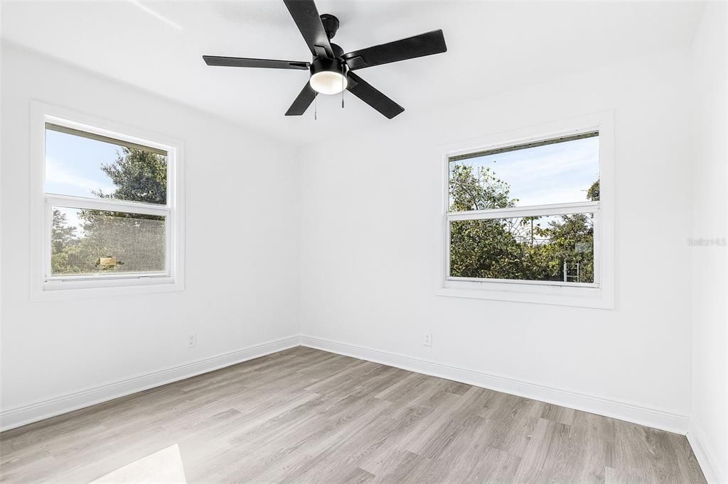 合同活跃: $299,900 (2 贝兹, 2 浴室, 1032 平方英尺)