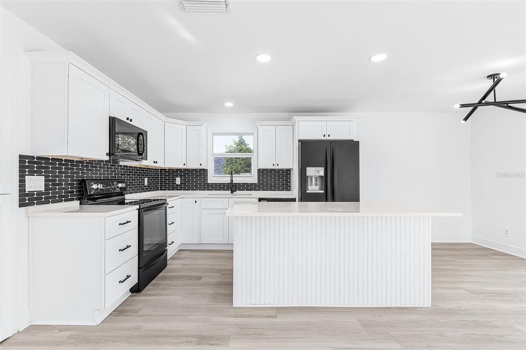 合同活跃: $299,900 (2 贝兹, 2 浴室, 1032 平方英尺)