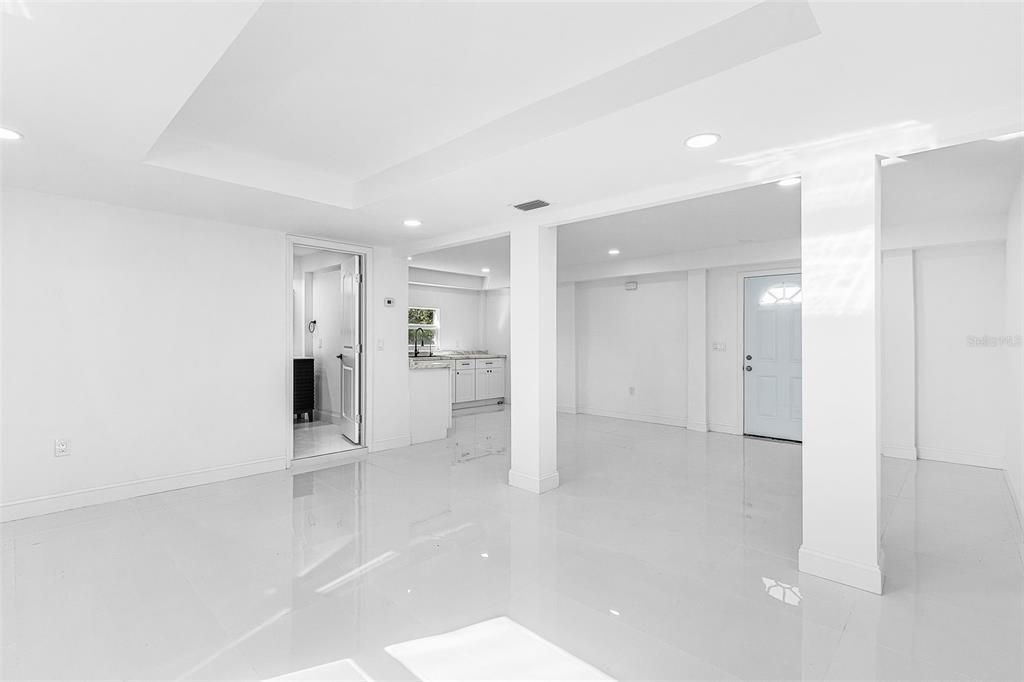 合同活跃: $299,900 (2 贝兹, 2 浴室, 1032 平方英尺)