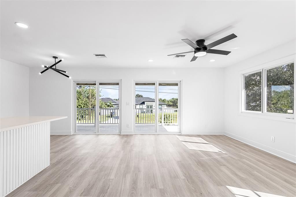 合同活跃: $299,900 (2 贝兹, 2 浴室, 1032 平方英尺)