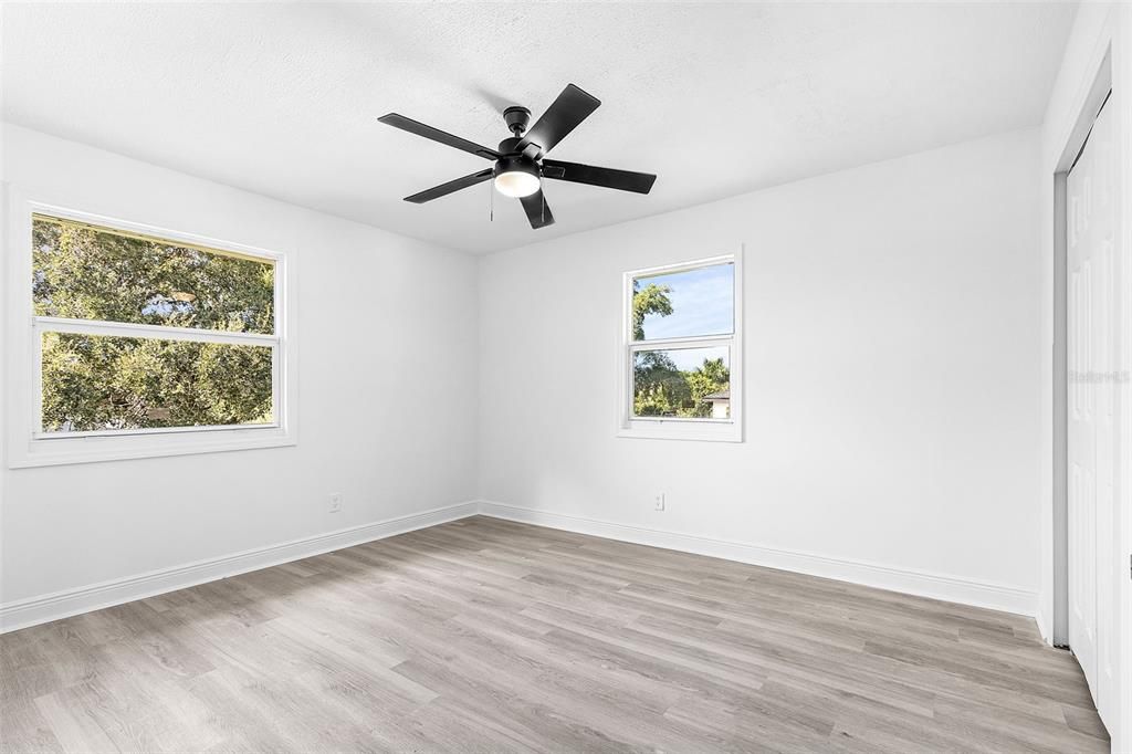 合同活跃: $299,900 (2 贝兹, 2 浴室, 1032 平方英尺)