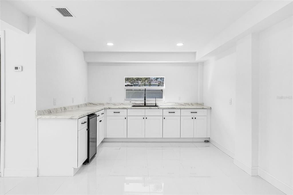 合同活跃: $299,900 (2 贝兹, 2 浴室, 1032 平方英尺)