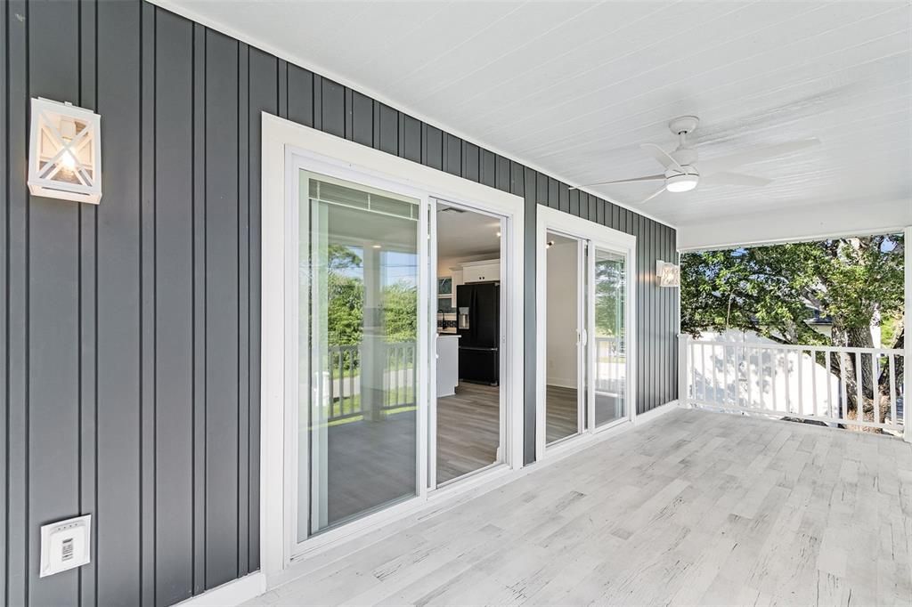 合同活跃: $299,900 (2 贝兹, 2 浴室, 1032 平方英尺)