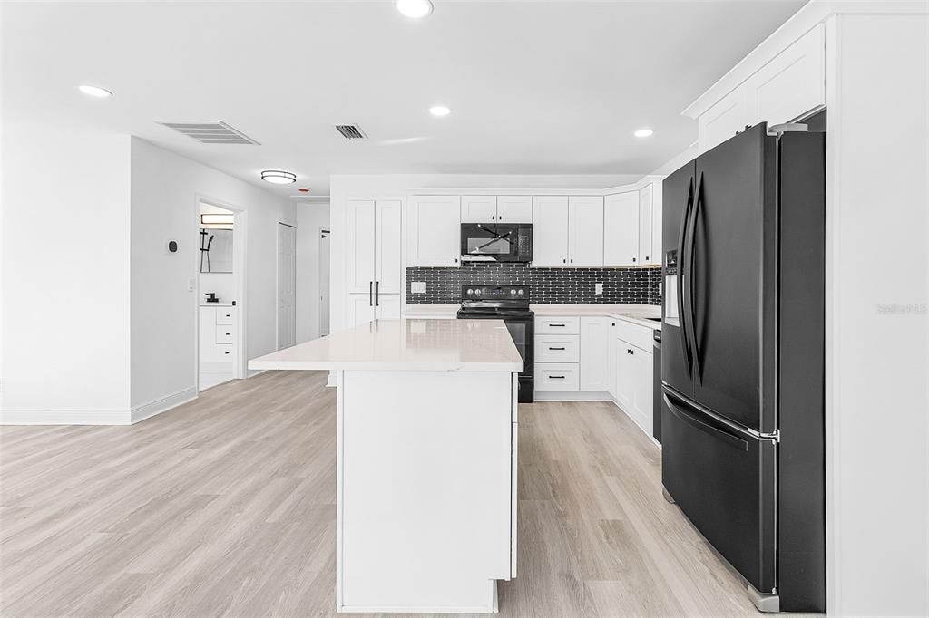 合同活跃: $299,900 (2 贝兹, 2 浴室, 1032 平方英尺)