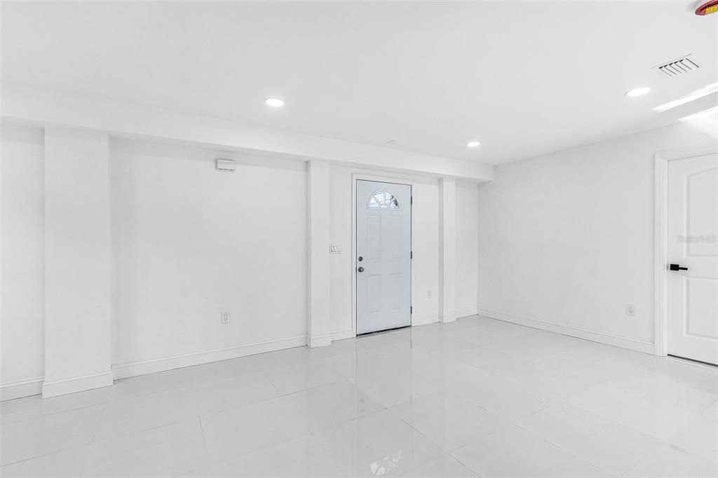 合同活跃: $299,900 (2 贝兹, 2 浴室, 1032 平方英尺)