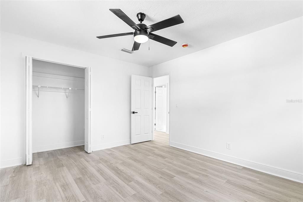 合同活跃: $299,900 (2 贝兹, 2 浴室, 1032 平方英尺)