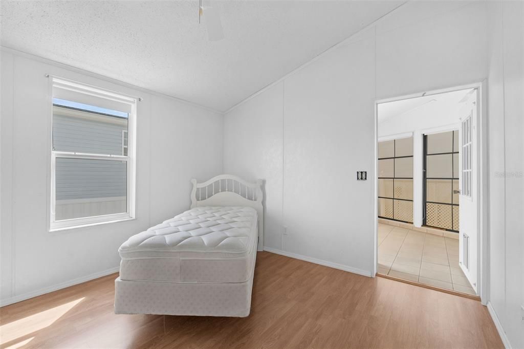 待售: $125,000 (2 贝兹, 1 浴室, 1000 平方英尺)