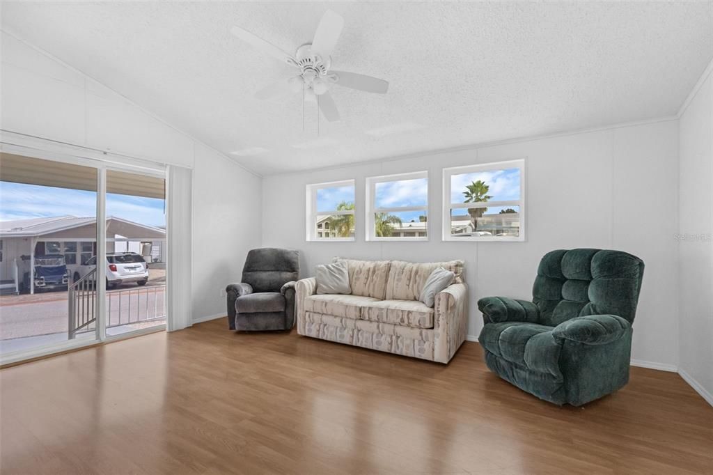 待售: $125,000 (2 贝兹, 1 浴室, 1000 平方英尺)