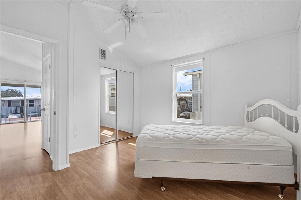 待售: $125,000 (2 贝兹, 1 浴室, 1000 平方英尺)