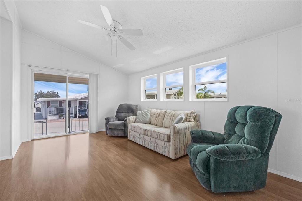 待售: $125,000 (2 贝兹, 1 浴室, 1000 平方英尺)