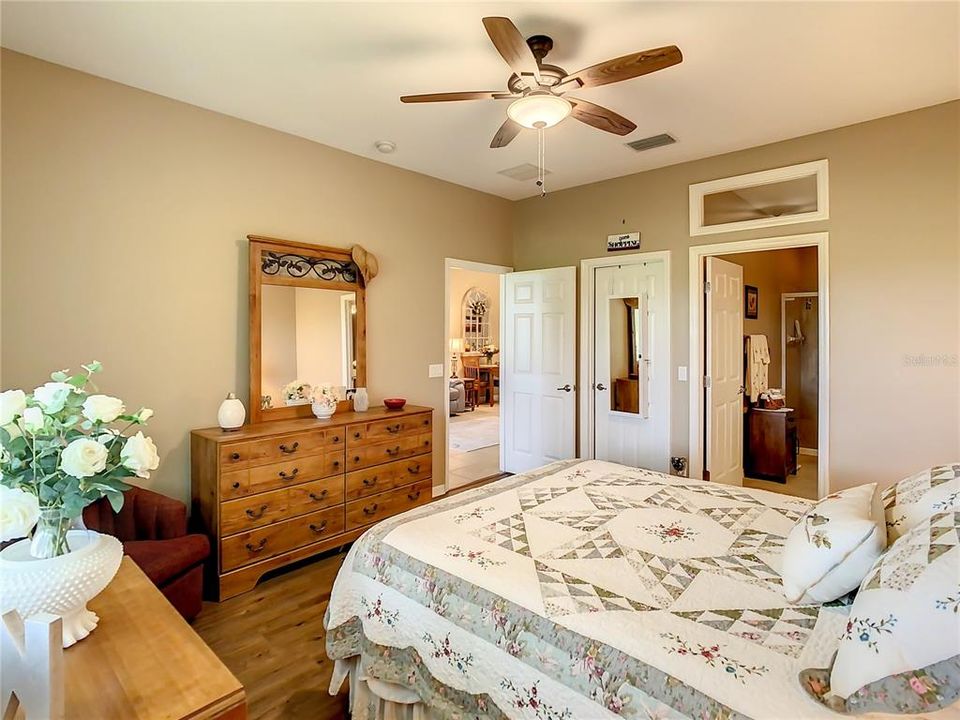 For Sale: $215,000 (2 beds, 2 baths, 1419 Square Feet)