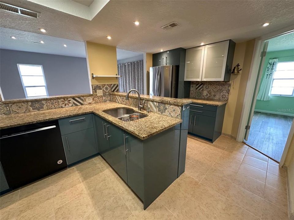 For Sale: $179,900 (2 beds, 2 baths, 1318 Square Feet)