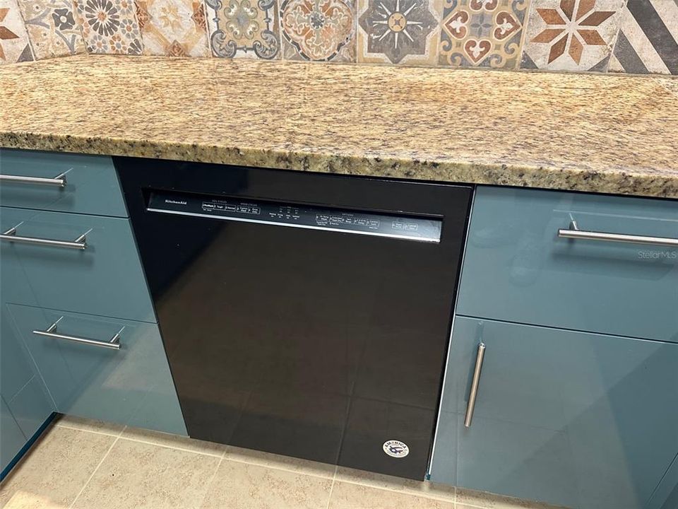 For Sale: $179,900 (2 beds, 2 baths, 1318 Square Feet)