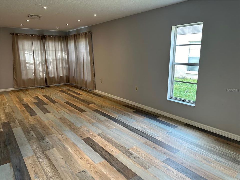 For Sale: $179,900 (2 beds, 2 baths, 1318 Square Feet)