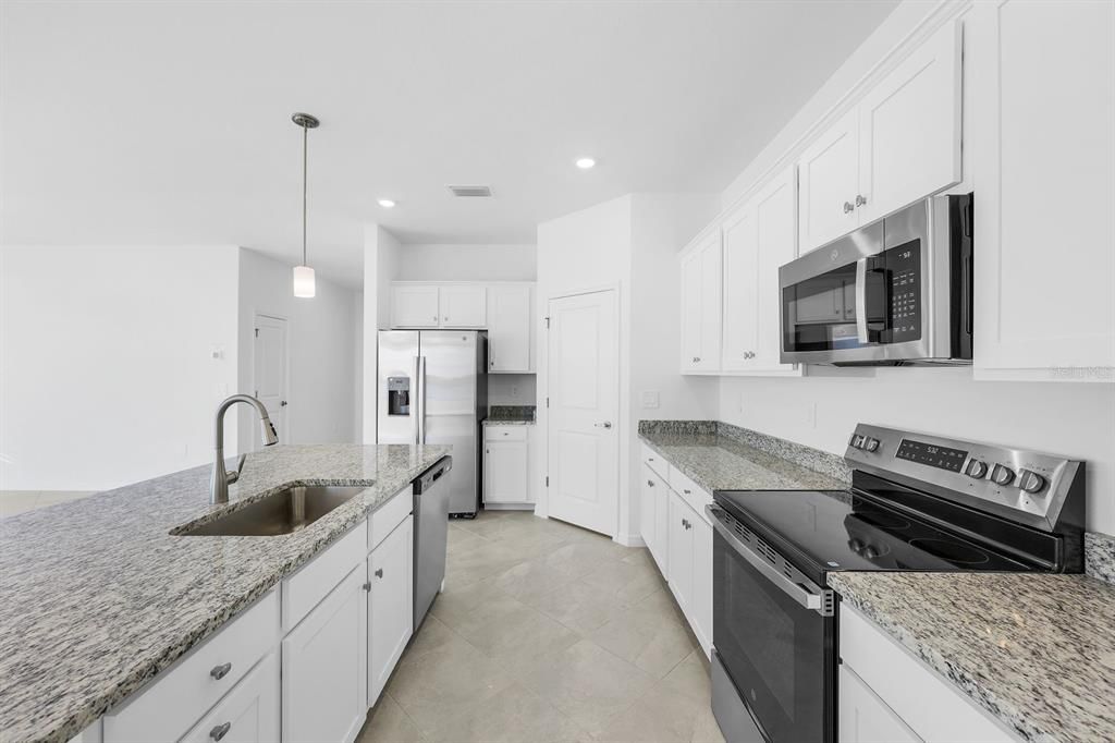 En Renta: $2,400 (4 camas, 3 baños, 2032 Pies cuadrados)