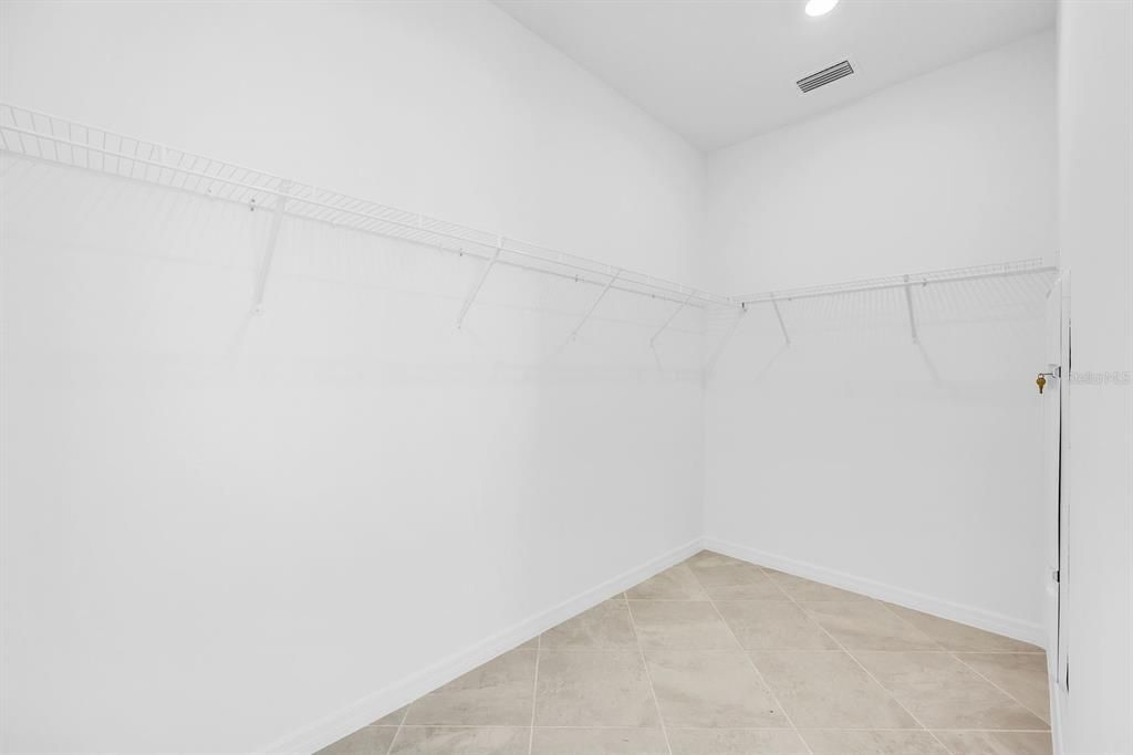 En Renta: $2,400 (4 camas, 3 baños, 2032 Pies cuadrados)