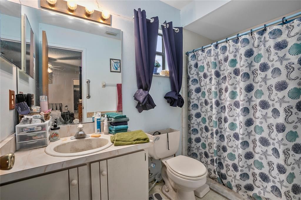 Active With Contract: $229,000 (3 beds, 2 baths, 1152 Square Feet)