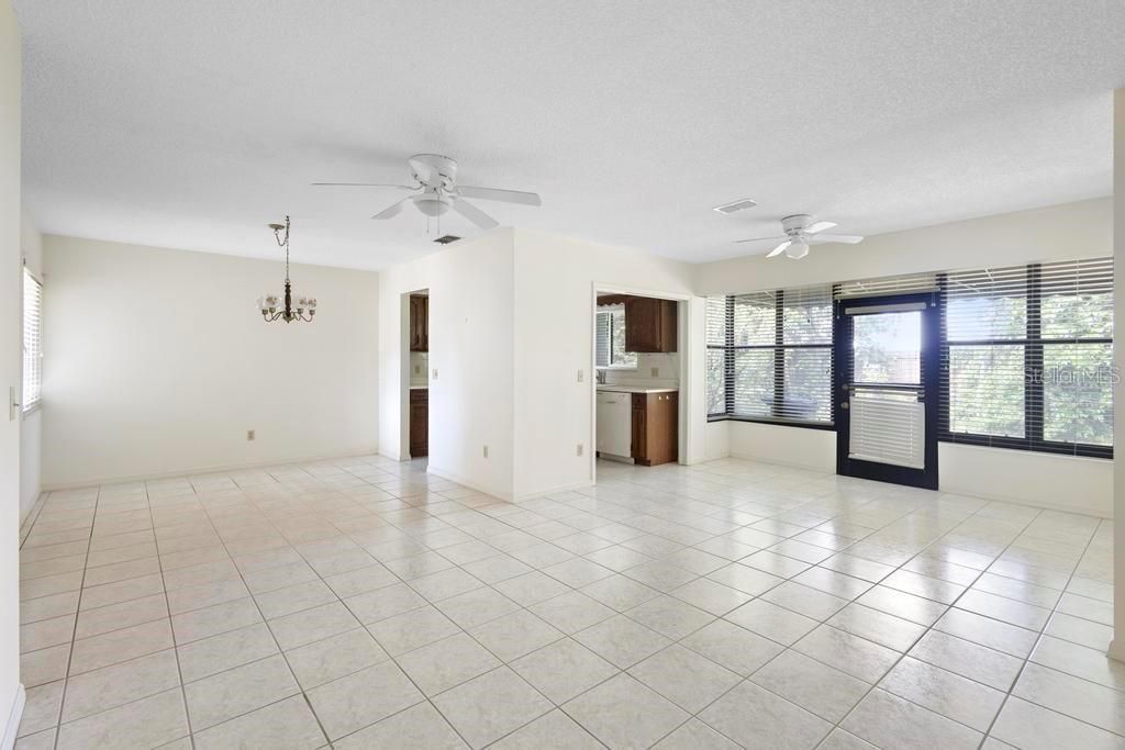 For Sale: $189,000 (2 beds, 2 baths, 1049 Square Feet)