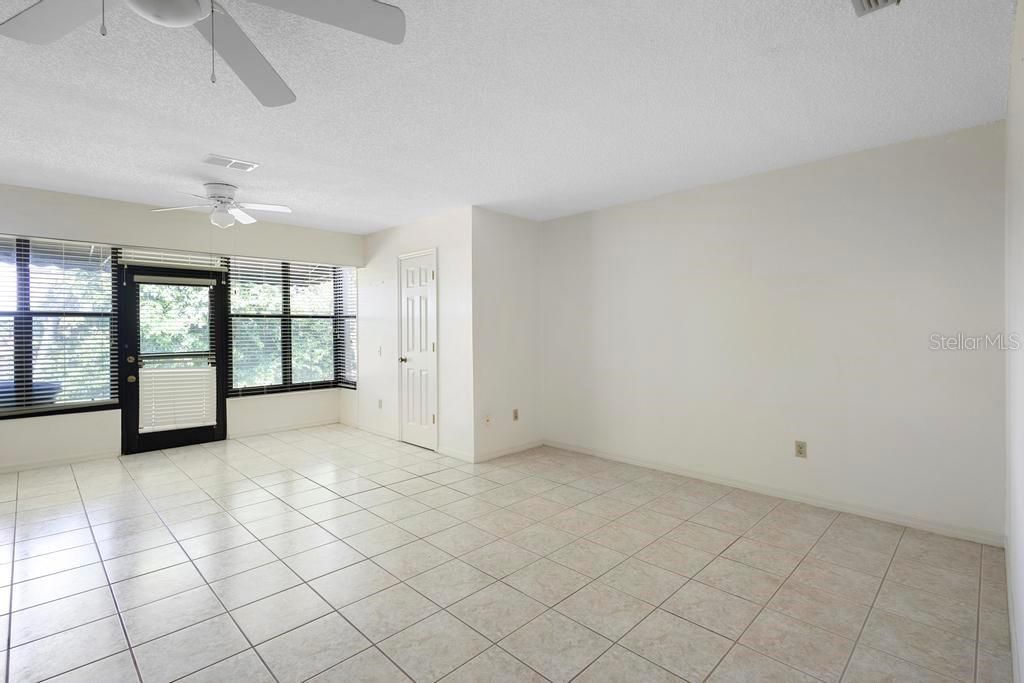 For Sale: $189,000 (2 beds, 2 baths, 1049 Square Feet)