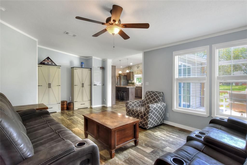 На продажу: $349,999 (4 спален, 3 ванн, 2354 Квадратных фут)