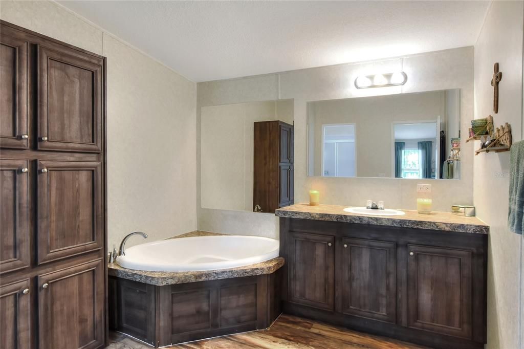 На продажу: $349,999 (4 спален, 3 ванн, 2354 Квадратных фут)